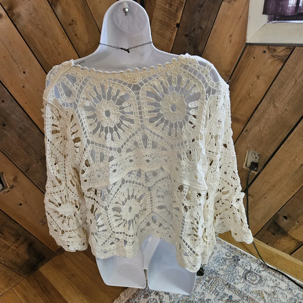 New Gorgeous POL Crochet Lace Bell Sleeve Top One Size - Picture 6 of 12
